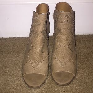 Heels size 9 brand universal threads worn once